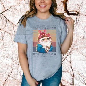NEVER UNDERESTIMATE A WOMAN WITH CATS AND HAIR CUTTING SKILLS SHIRT